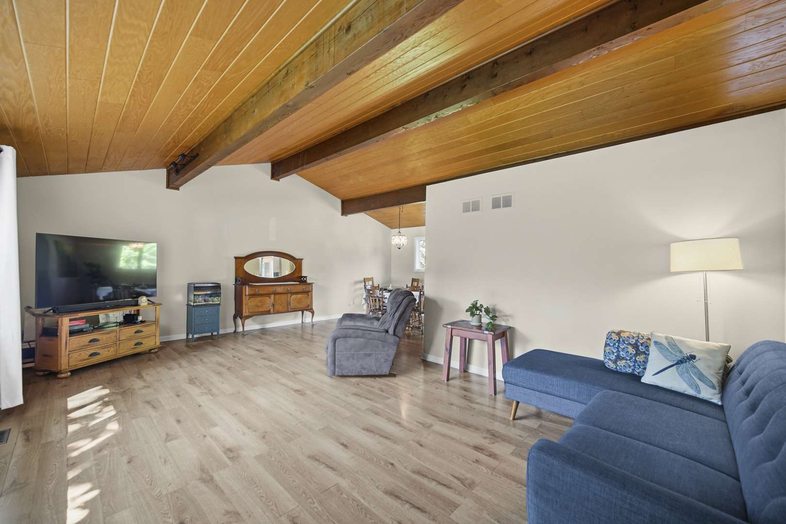 34 Londonderry LN, Lincolnshire, IL 60069