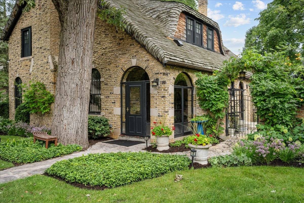 404 Laurel AVE, Libertyville, IL 60048