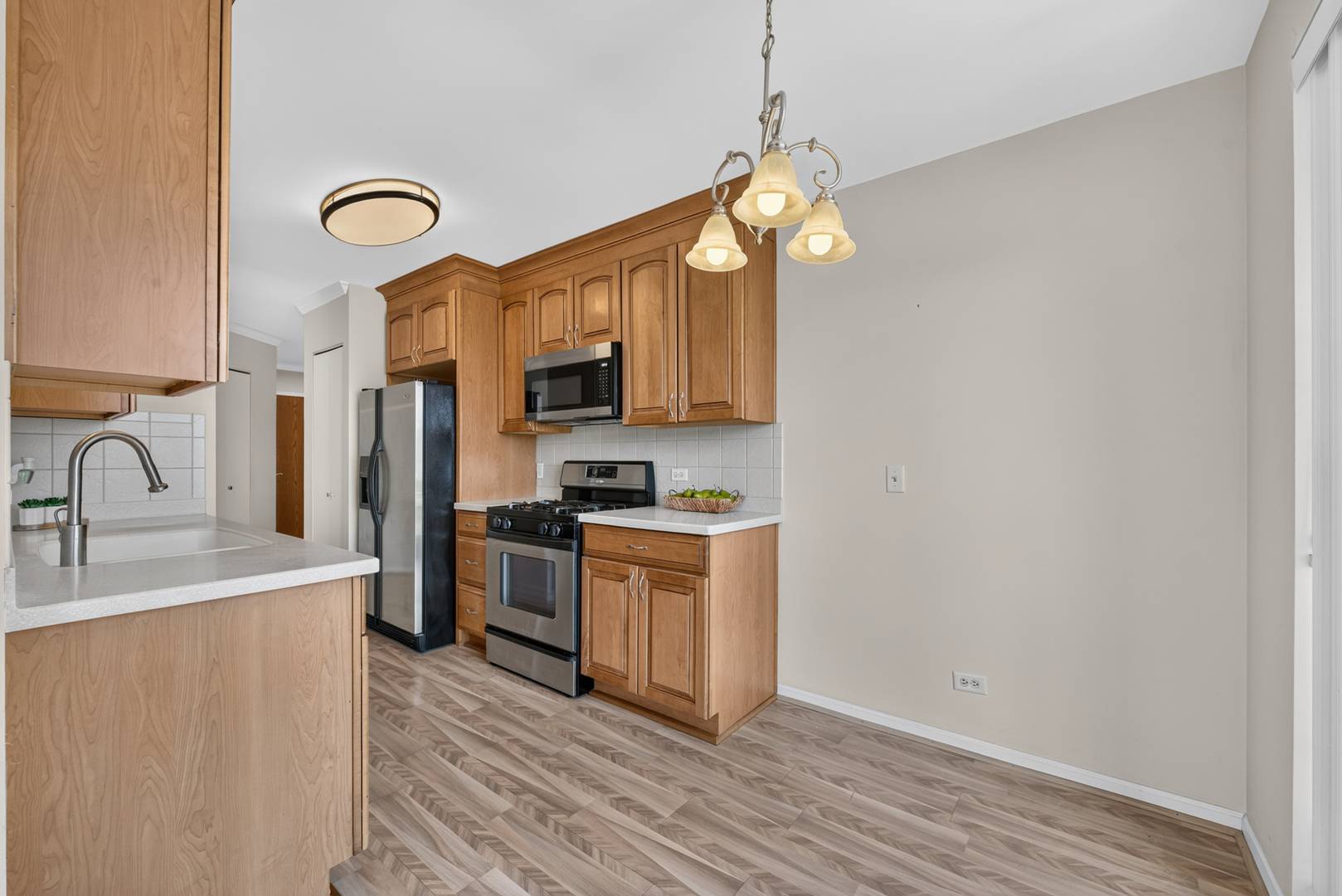 815 Leicester RD #320A, Elk Grove Village, IL 60007
