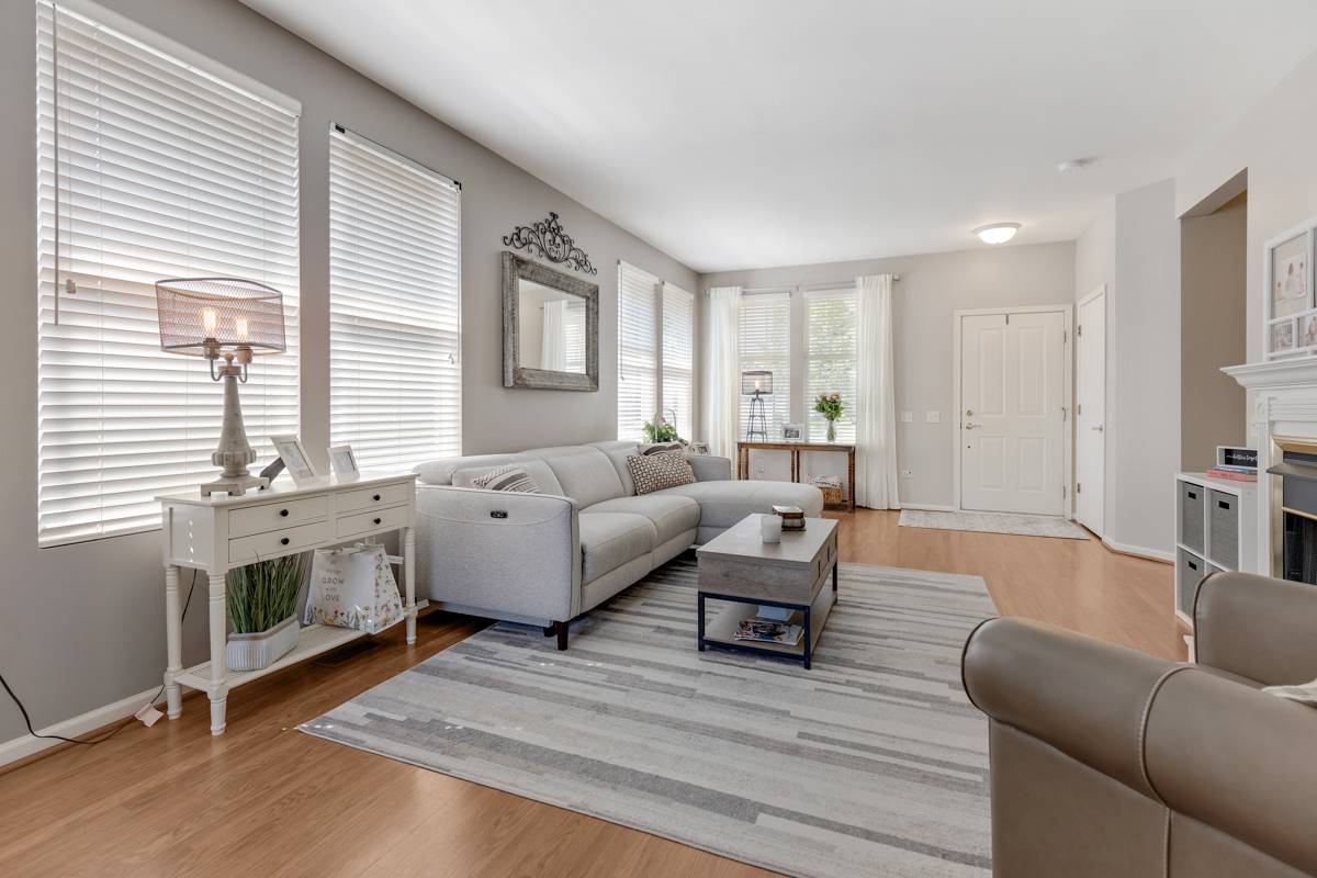 13149 Shirley LN, Huntley, IL 60142