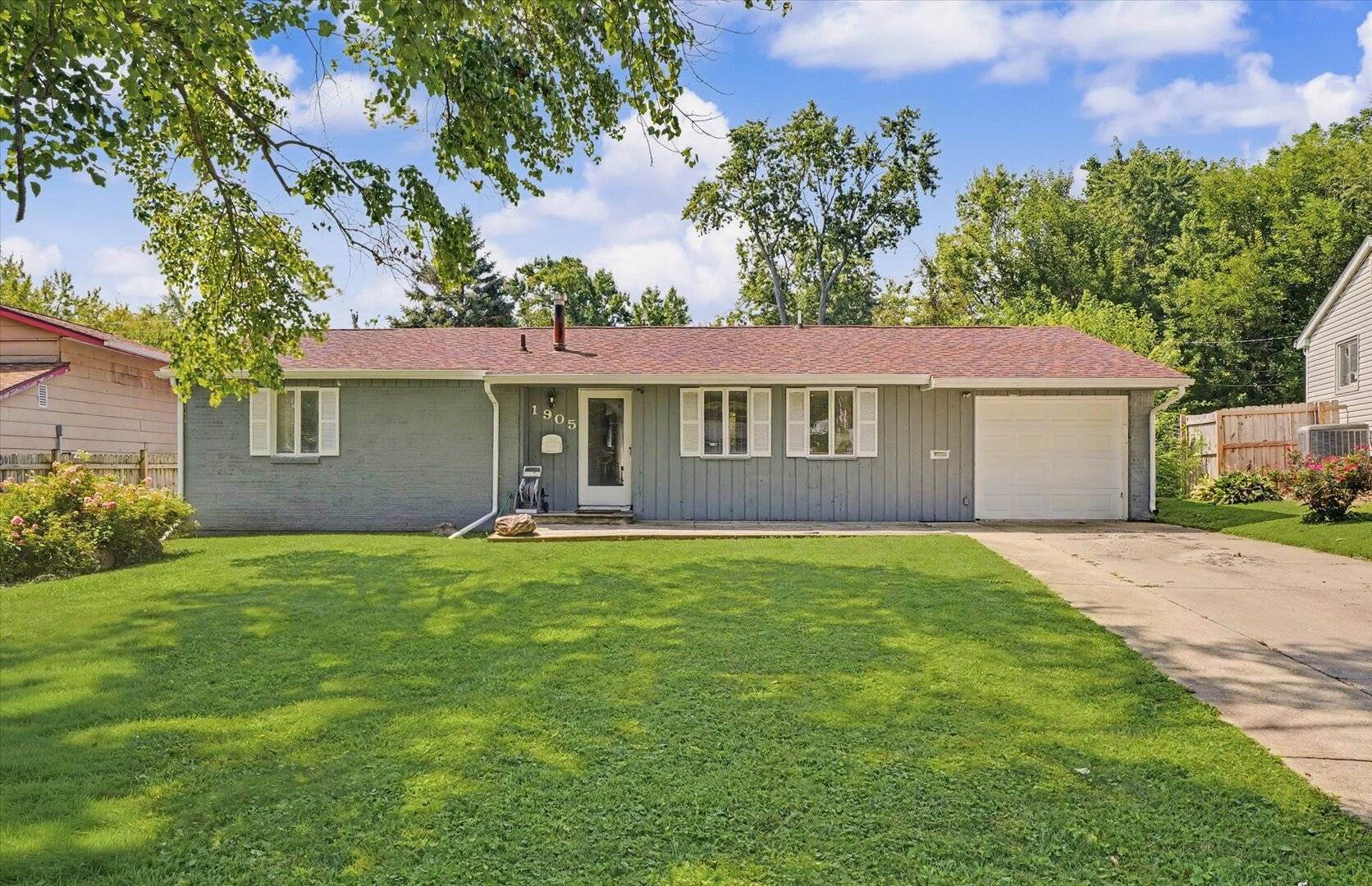 1905 E Country Squire DR, Urbana, IL 61802