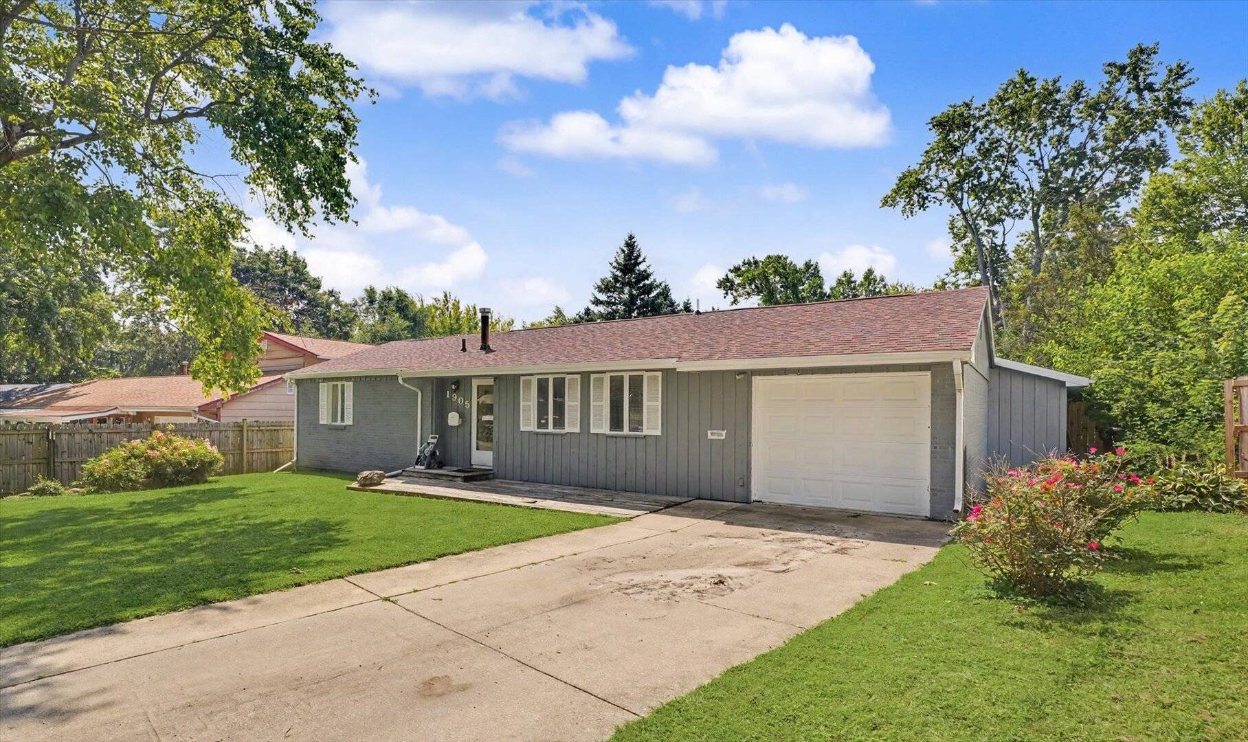 1905 E Country Squire DR, Urbana, IL 61802