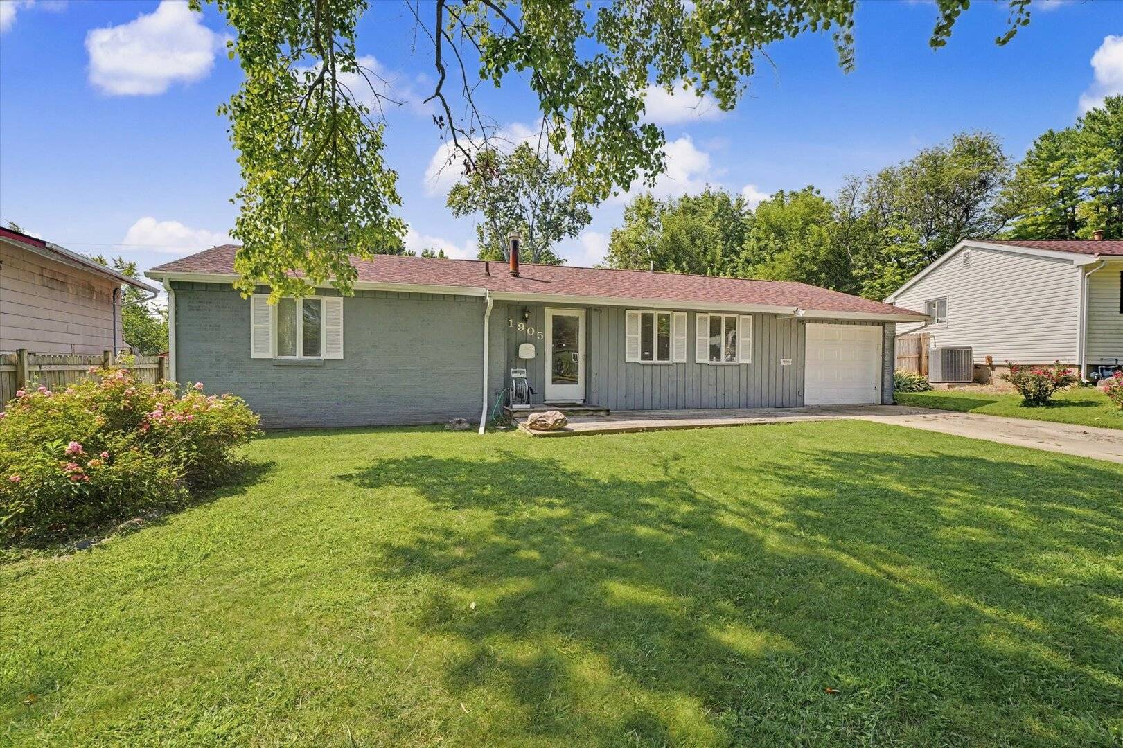 1905 E Country Squire DR, Urbana, IL 61802