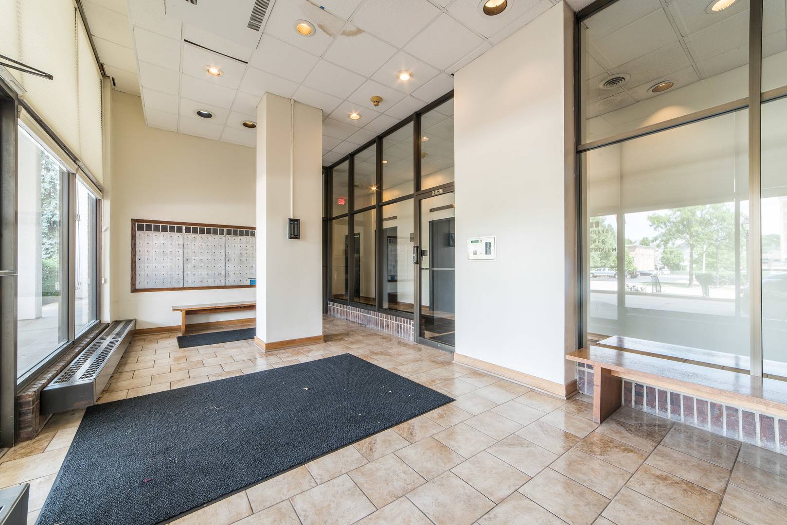 33 N Main ST #2F, Lombard, IL 60148