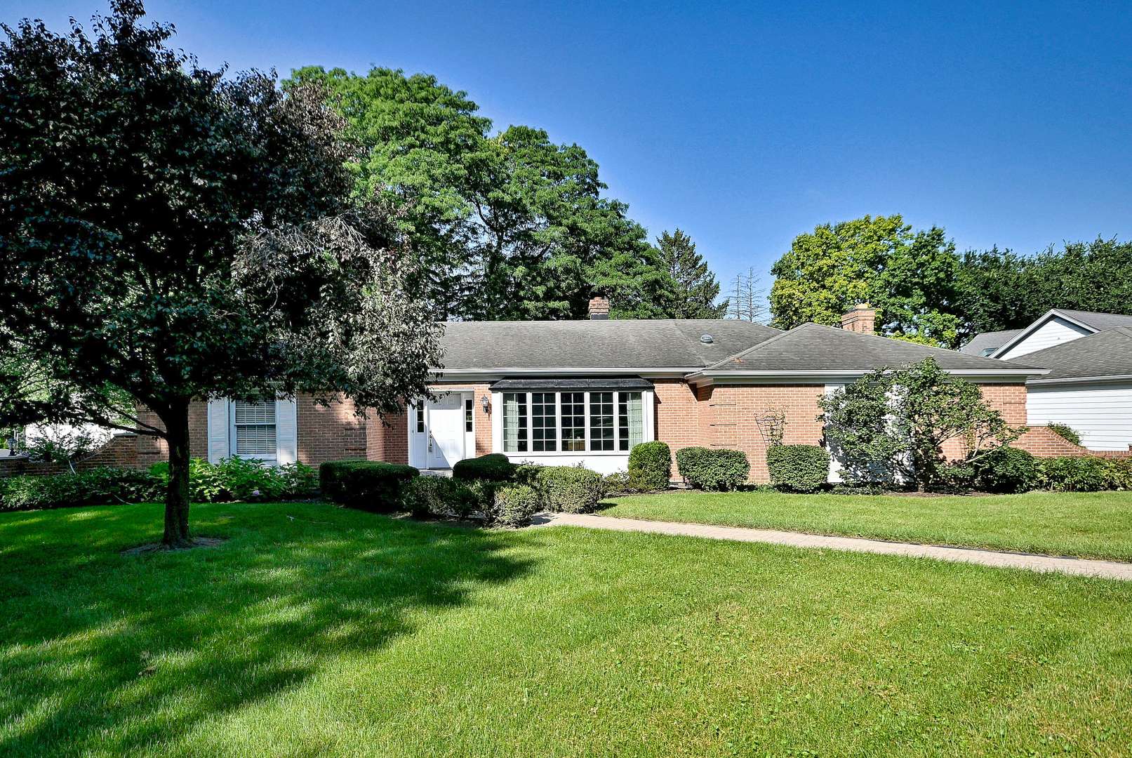 9 Dover DR, Oak Brook, IL 60523