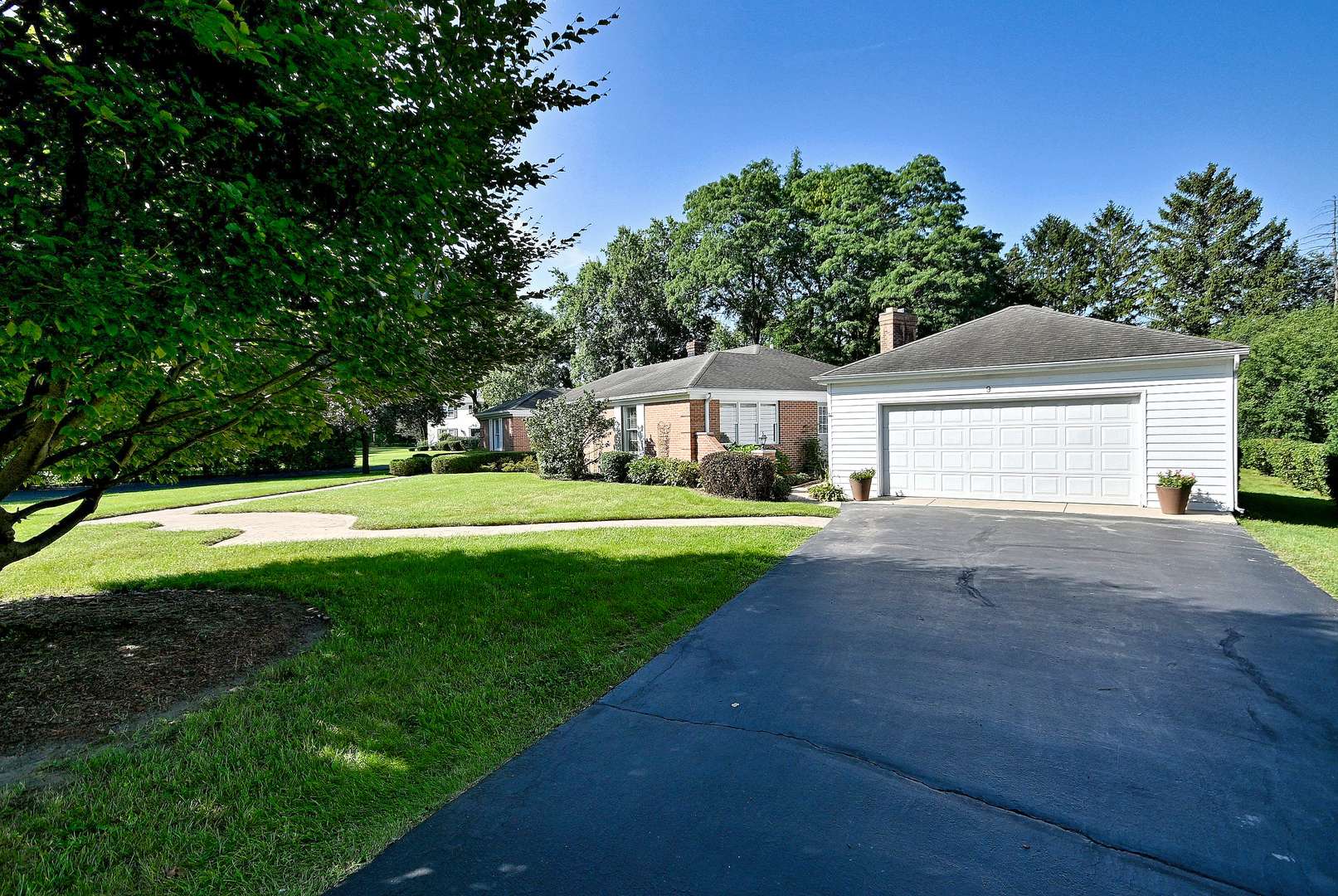 9 Dover DR, Oak Brook, IL 60523