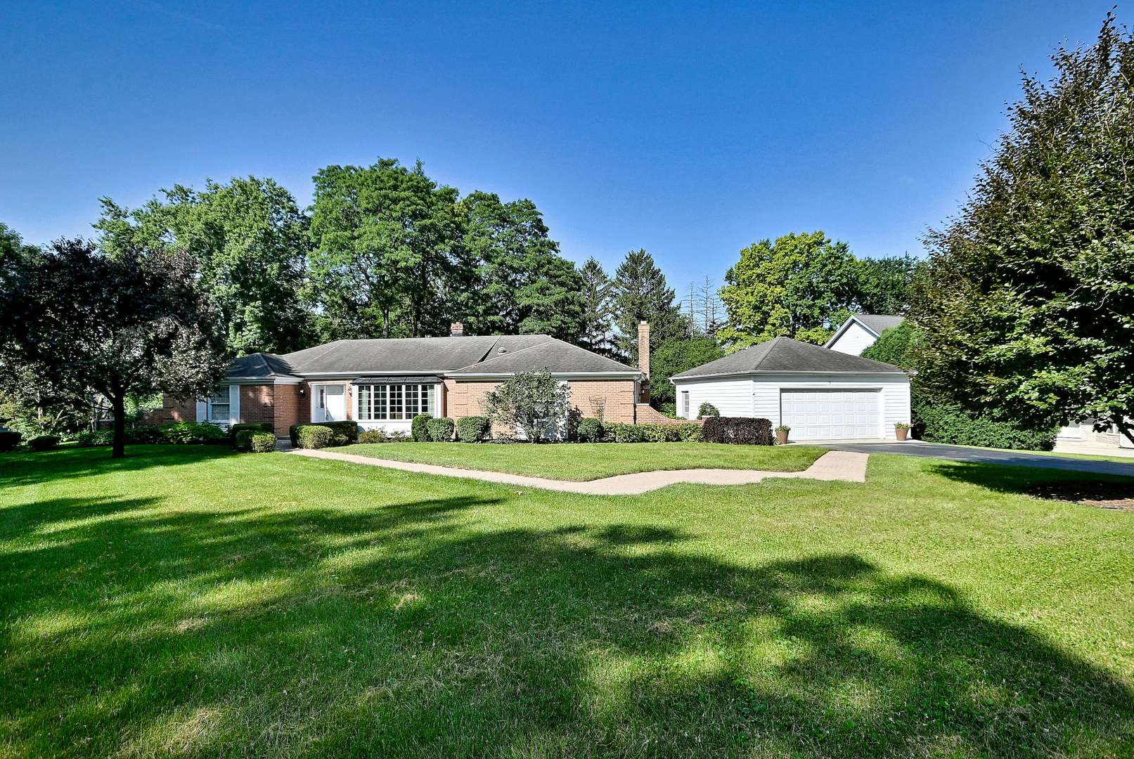 9 Dover DR, Oak Brook, IL 60523