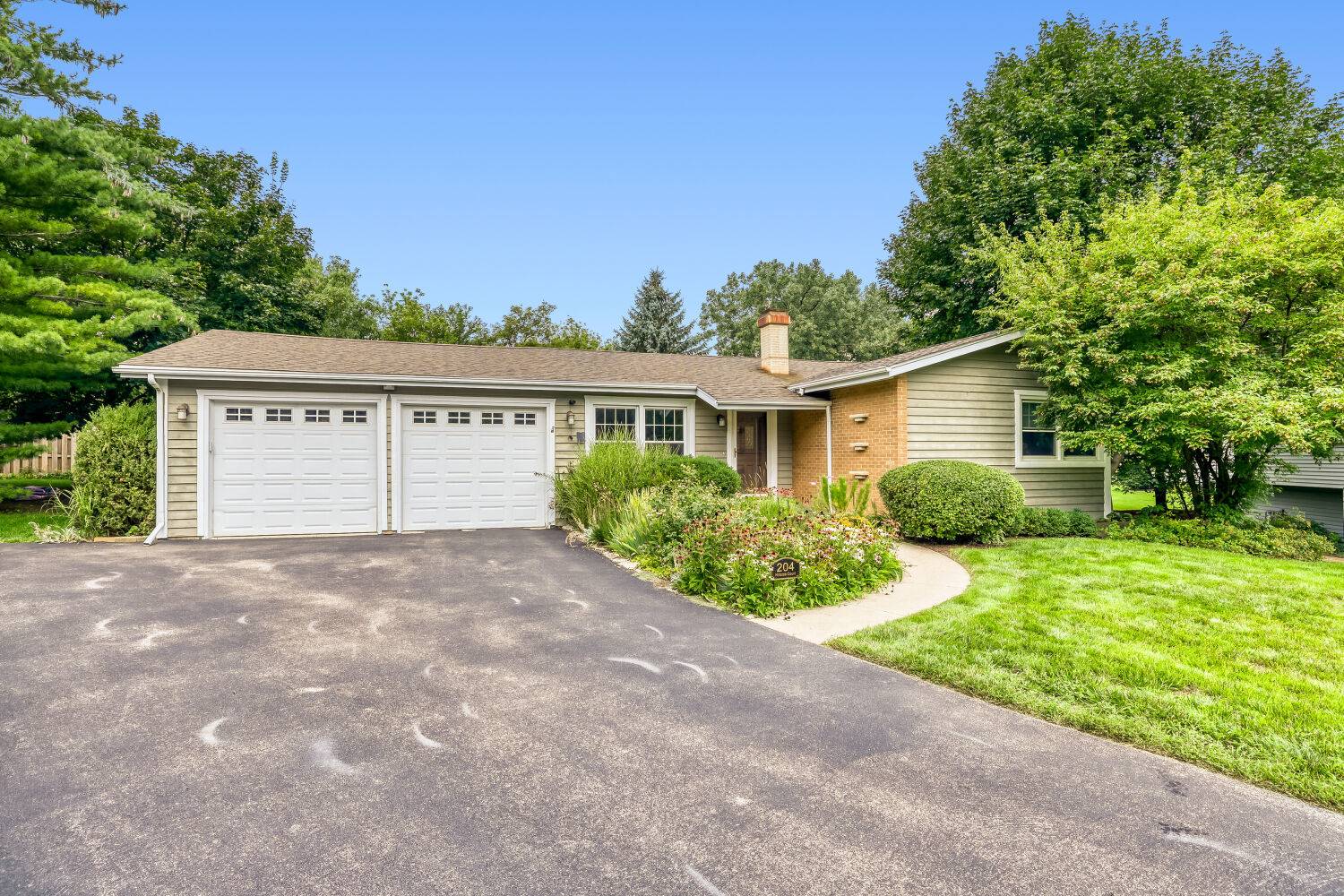 204 Hillside CT, Lake Zurich, IL 60047