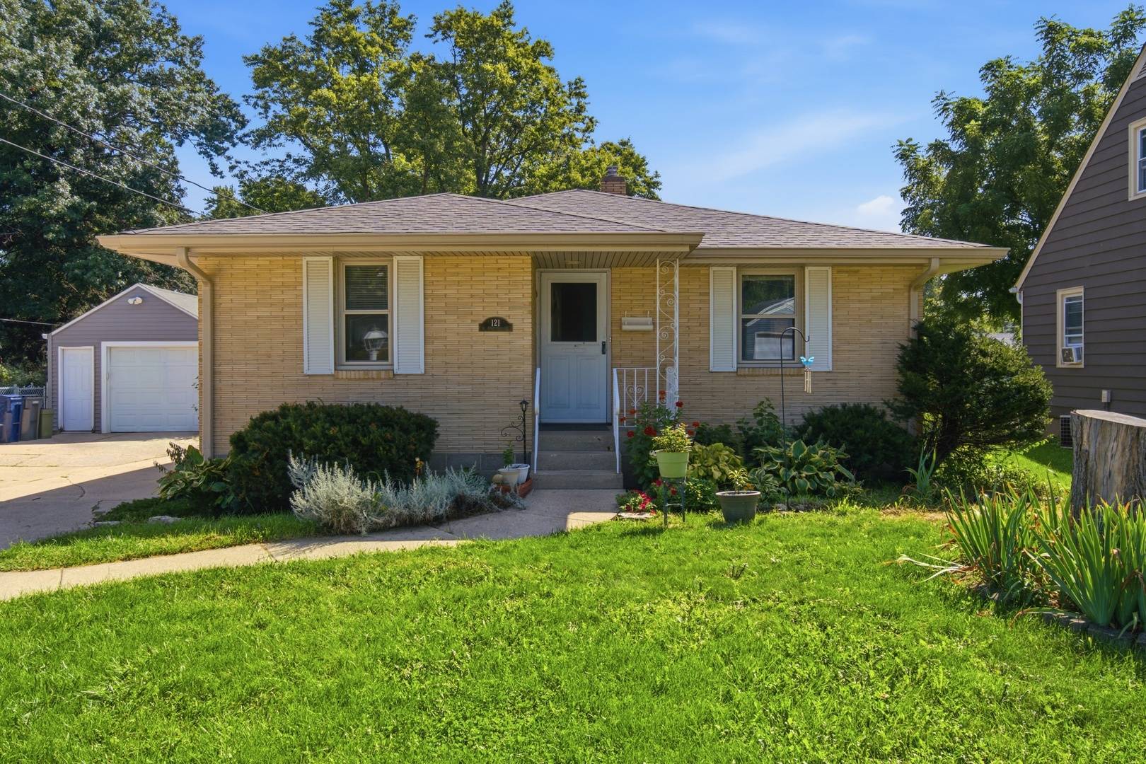 121 S Commonwealth AVE, Elgin, IL 60123