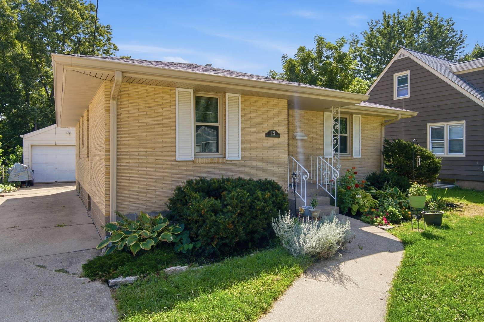121 S Commonwealth AVE, Elgin, IL 60123