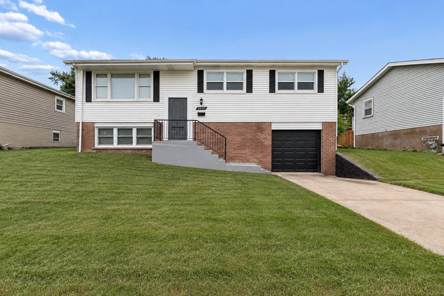 8836 Oakwood DR, Hickory Hills, IL 60457