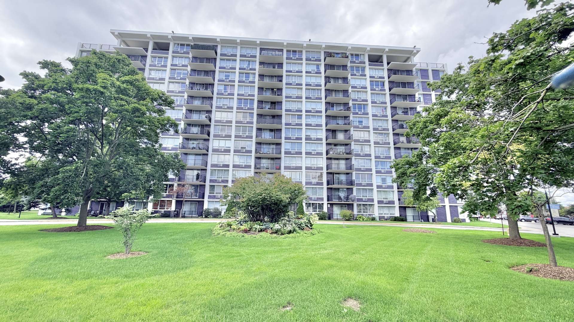 8801 W Golf RD #10B, Niles, IL 60714