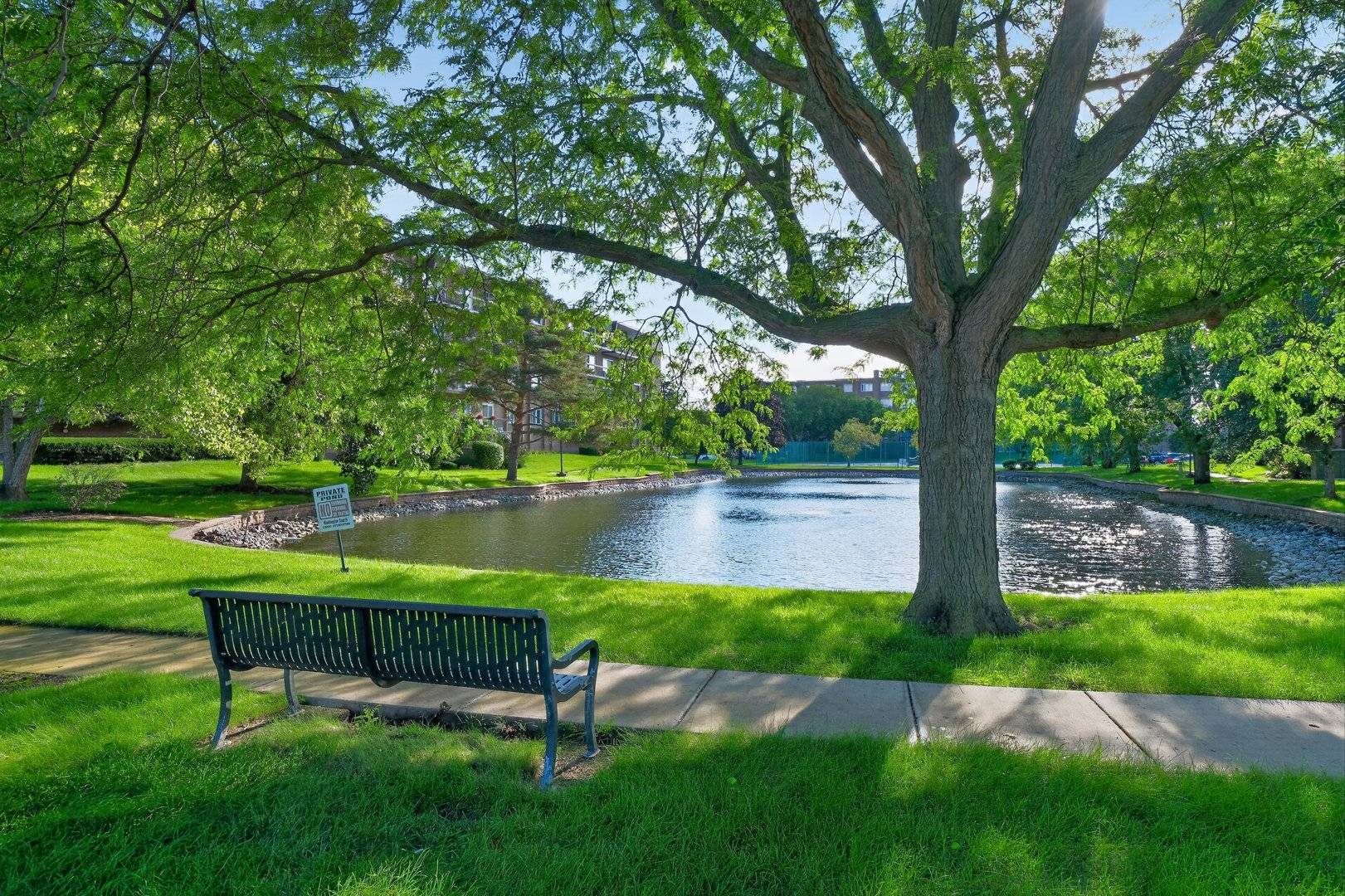 8001 W Courte DR #411, Niles, IL 60714