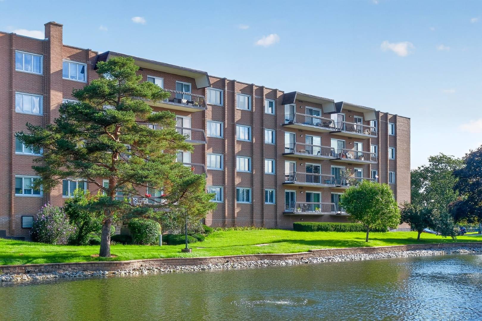 8001 W Courte DR #411, Niles, IL 60714