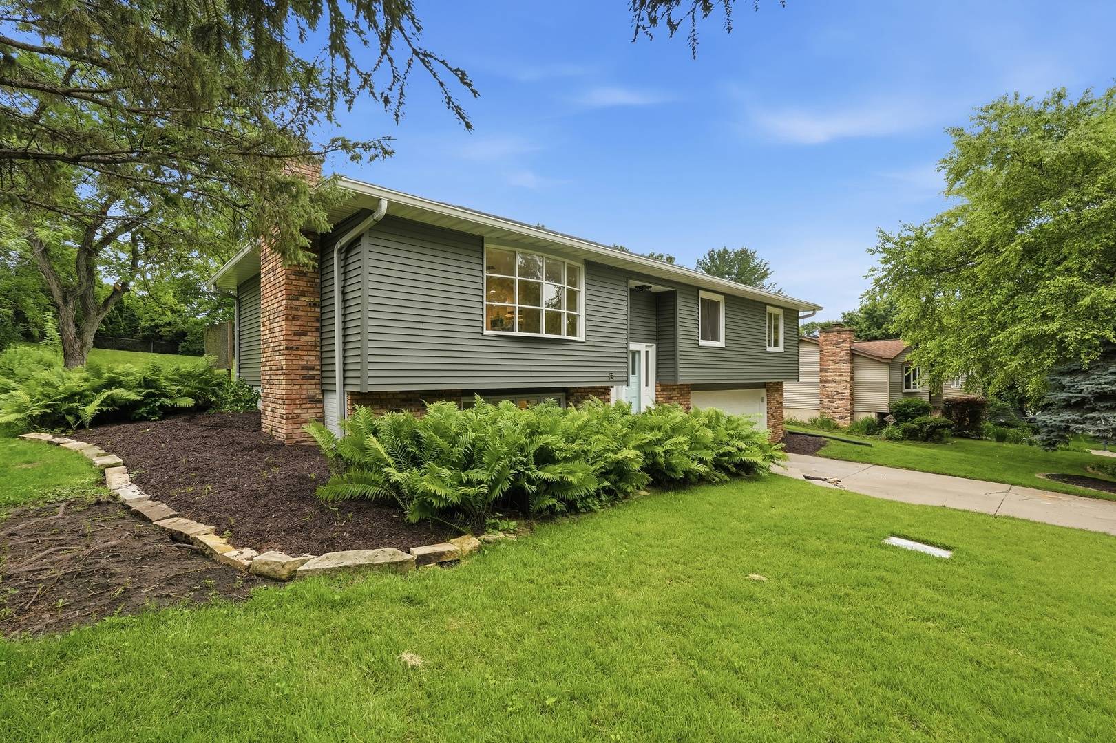 1721 E 42nd CT, Davenport, IA 52807
