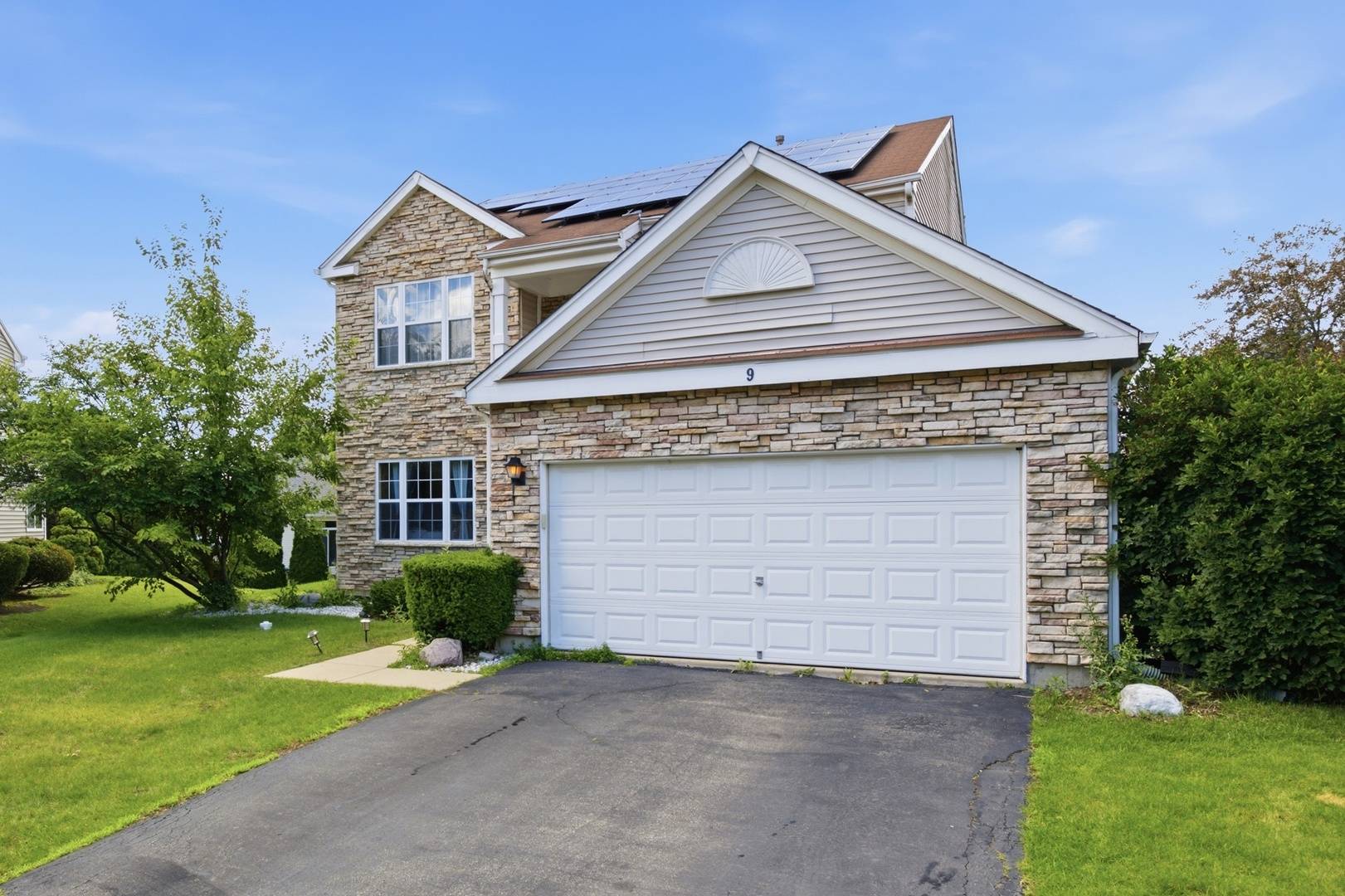 9 Tenneyson CT, Lake In The Hills, IL 60156