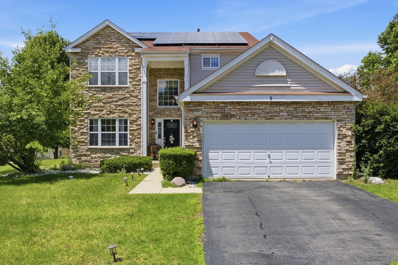 9 Tenneyson CT, Lake In The Hills, IL 60156