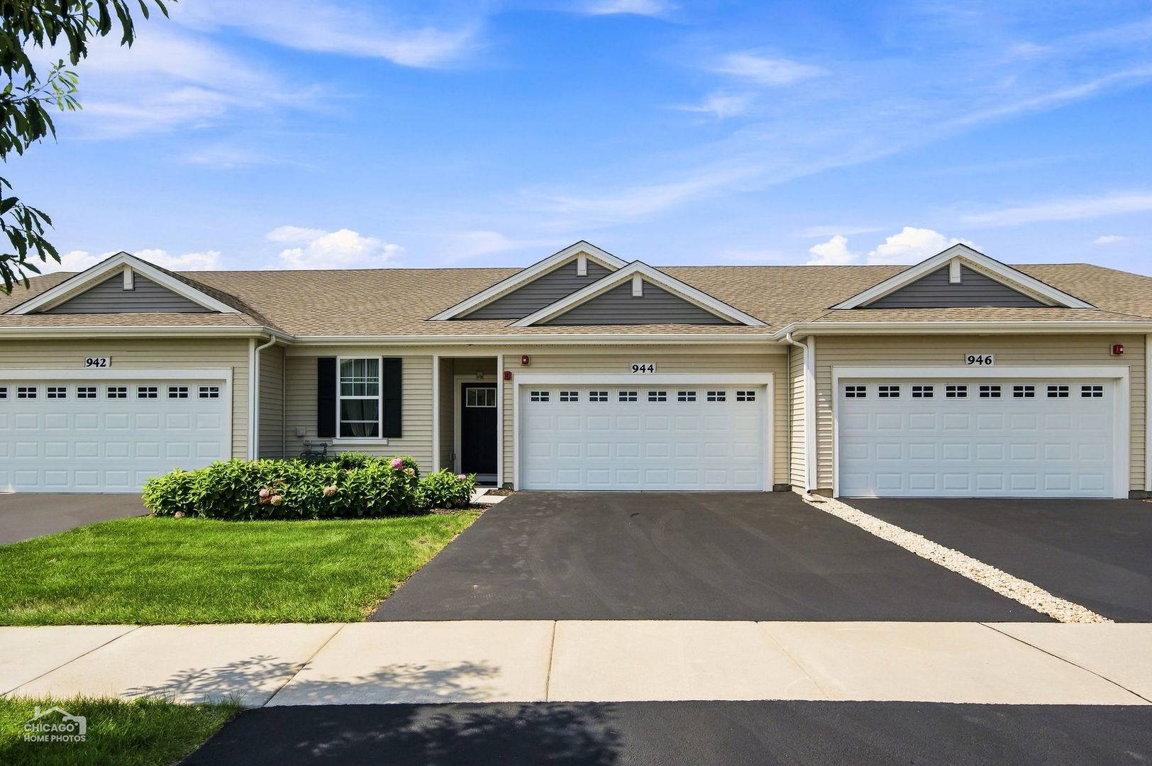 944 Darwin ST, North Aurora, IL 60542