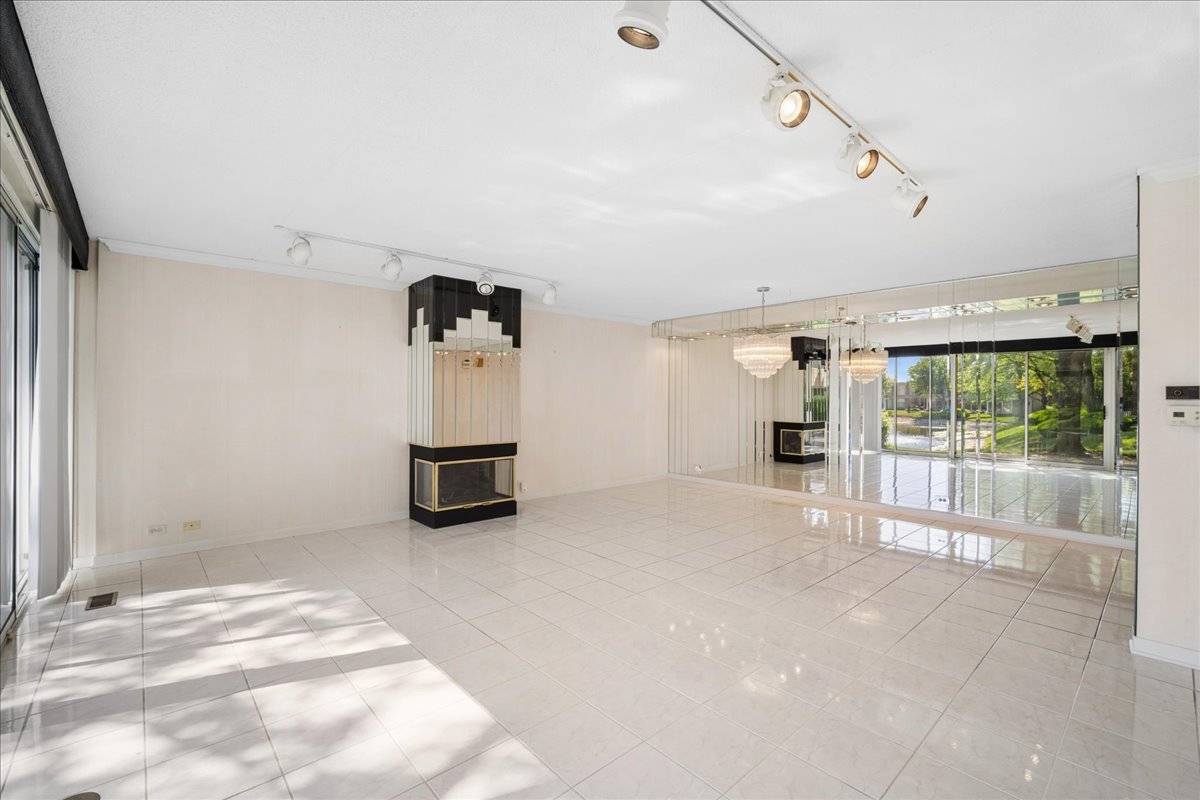 137 Avon RD, Northbrook, IL 60062