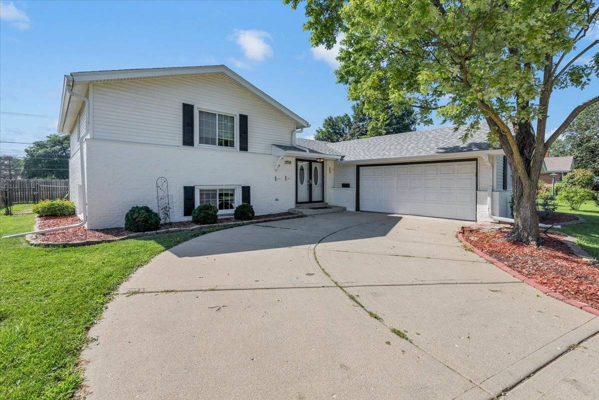 1719 W Lexington DR, Arlington Heights, IL 60004