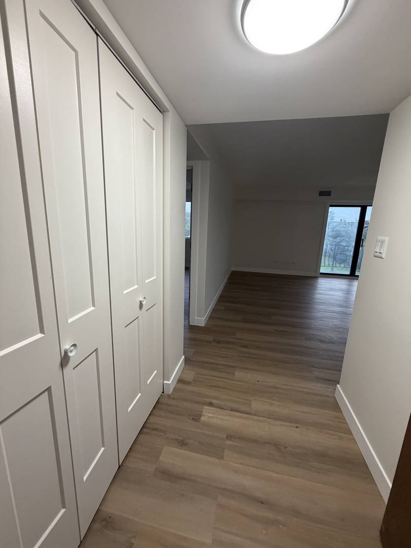 9051 S Roberts RD #205, Hickory Hills, IL 60457
