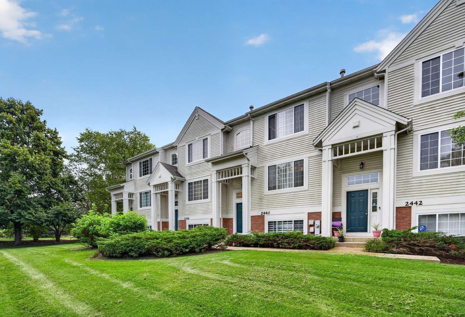 2440 Oakfield CT, Aurora, IL 60503