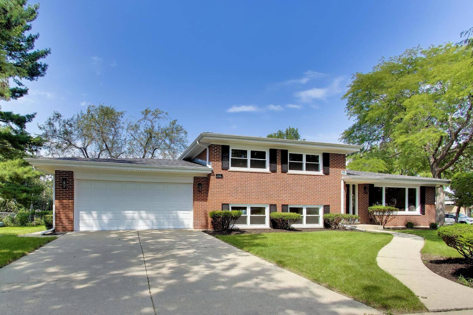 910 E Kimber LN, Arlington Heights, IL 60005