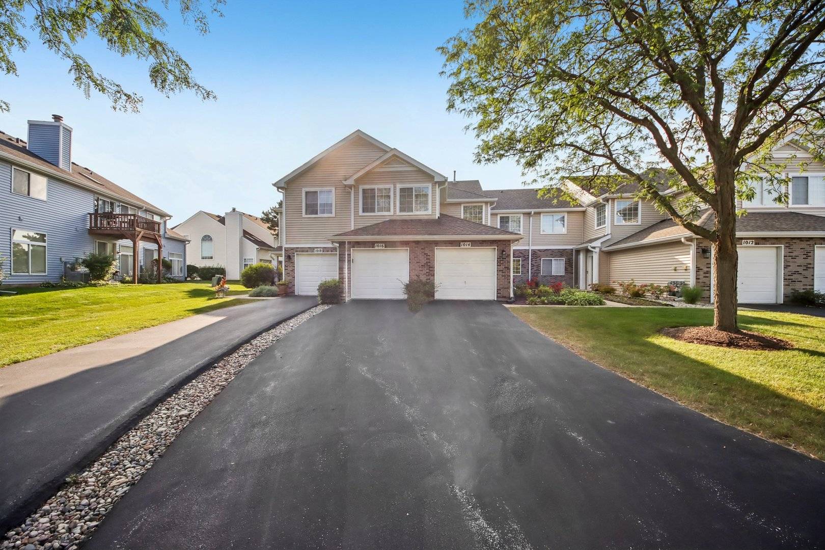 1016 Spring CT, Darien, IL 60561