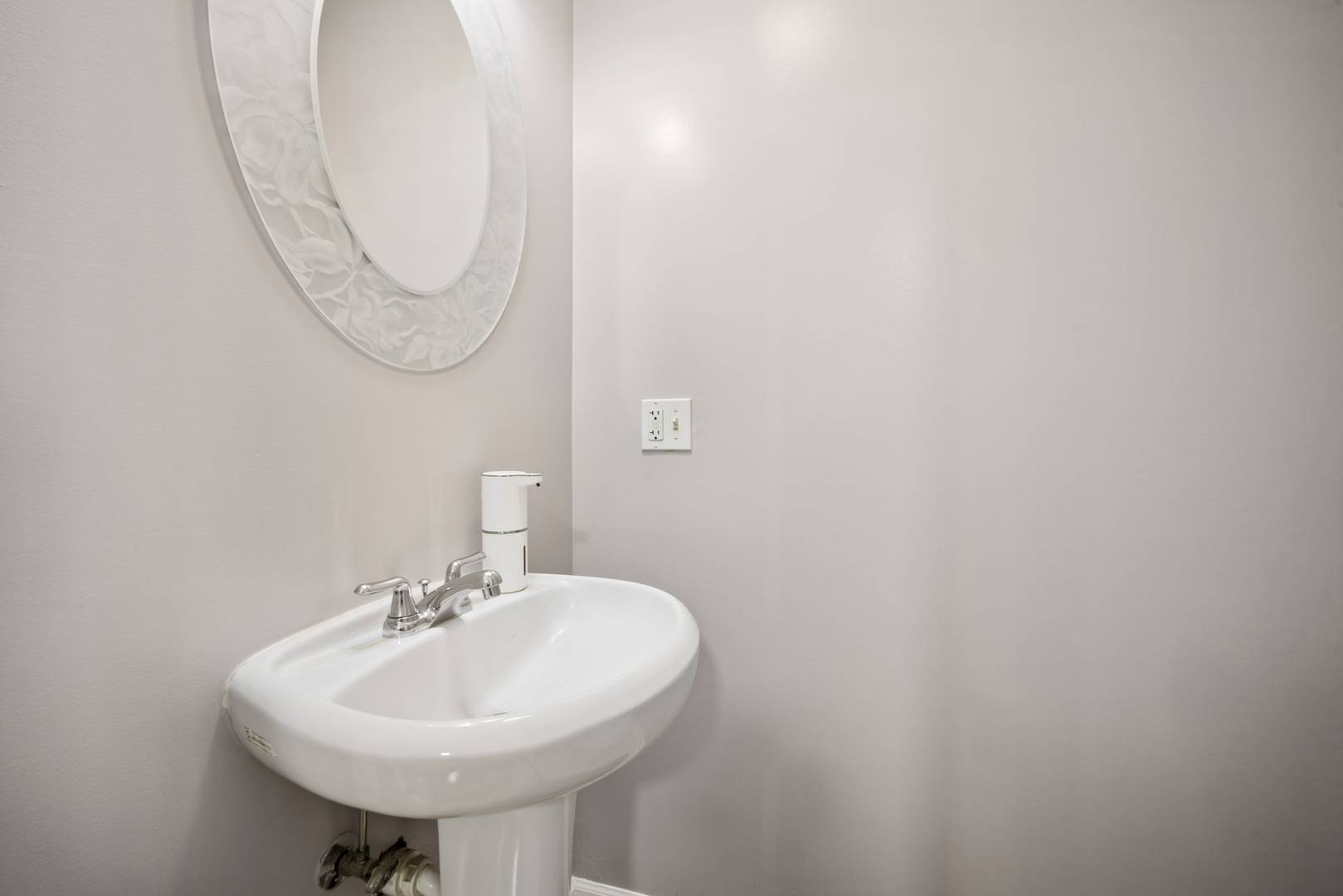 183 N East River RD #C2, Des Plaines, IL 60016