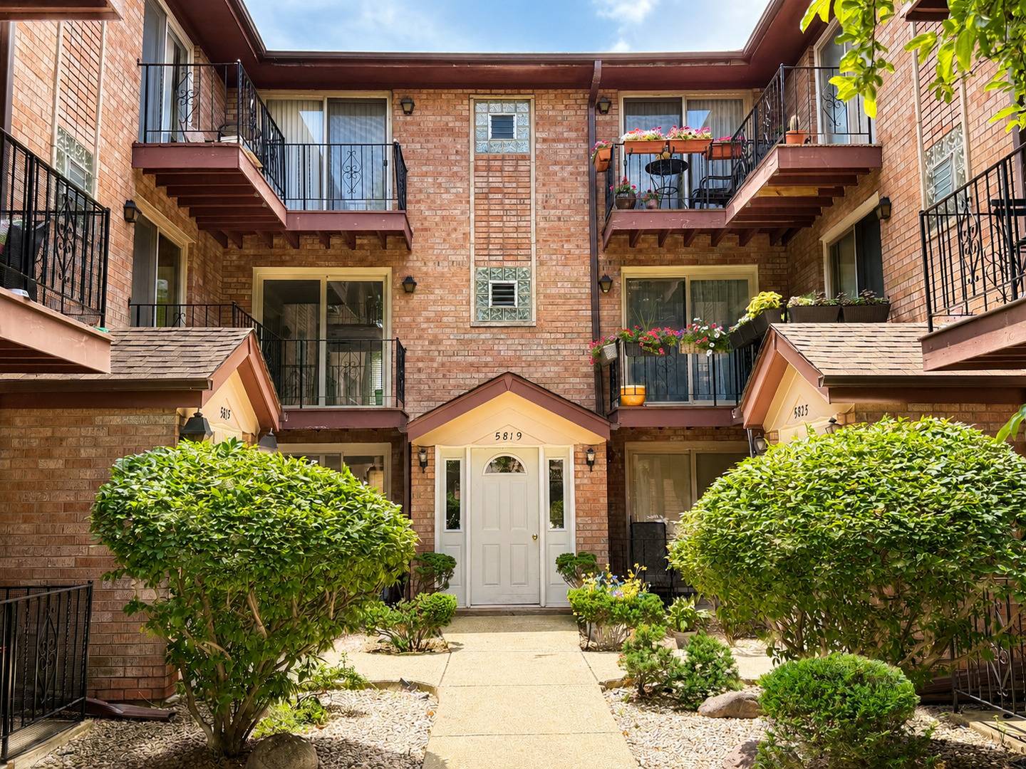 5819 W HIGGINS AVE #2D, Chicago, IL 60630