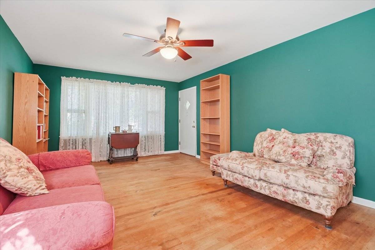 271 Dalton AVE, Mundelein, IL 60060