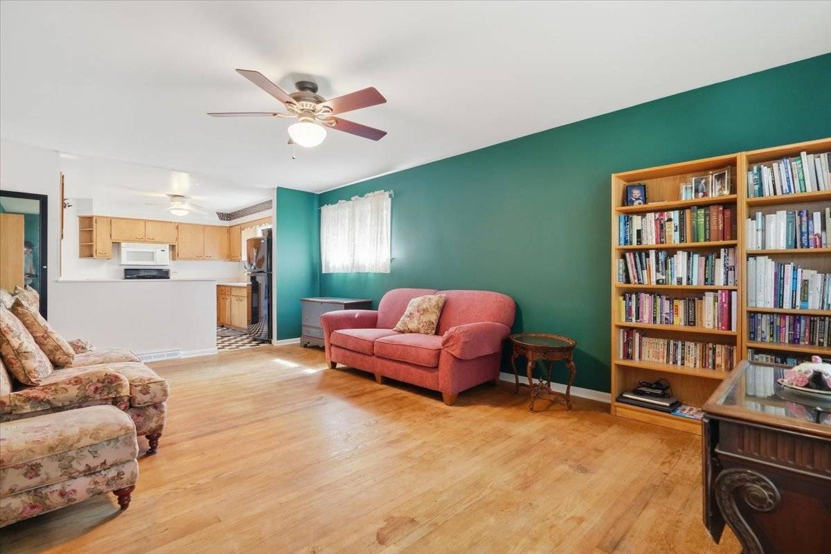 271 Dalton AVE, Mundelein, IL 60060