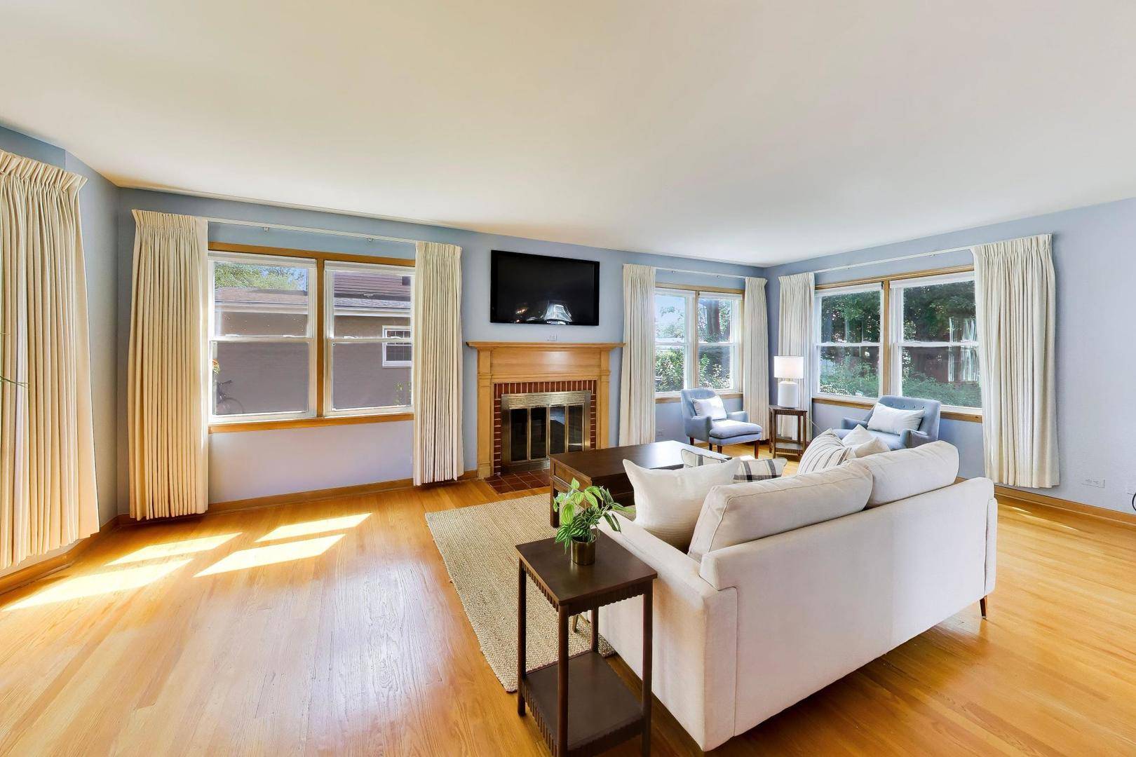 228 S Dwyer AVE, Arlington Heights, IL 60005