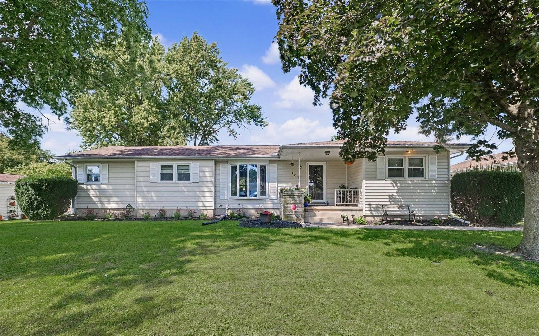 106 Pleasant DR, Sidney, IL 61877
