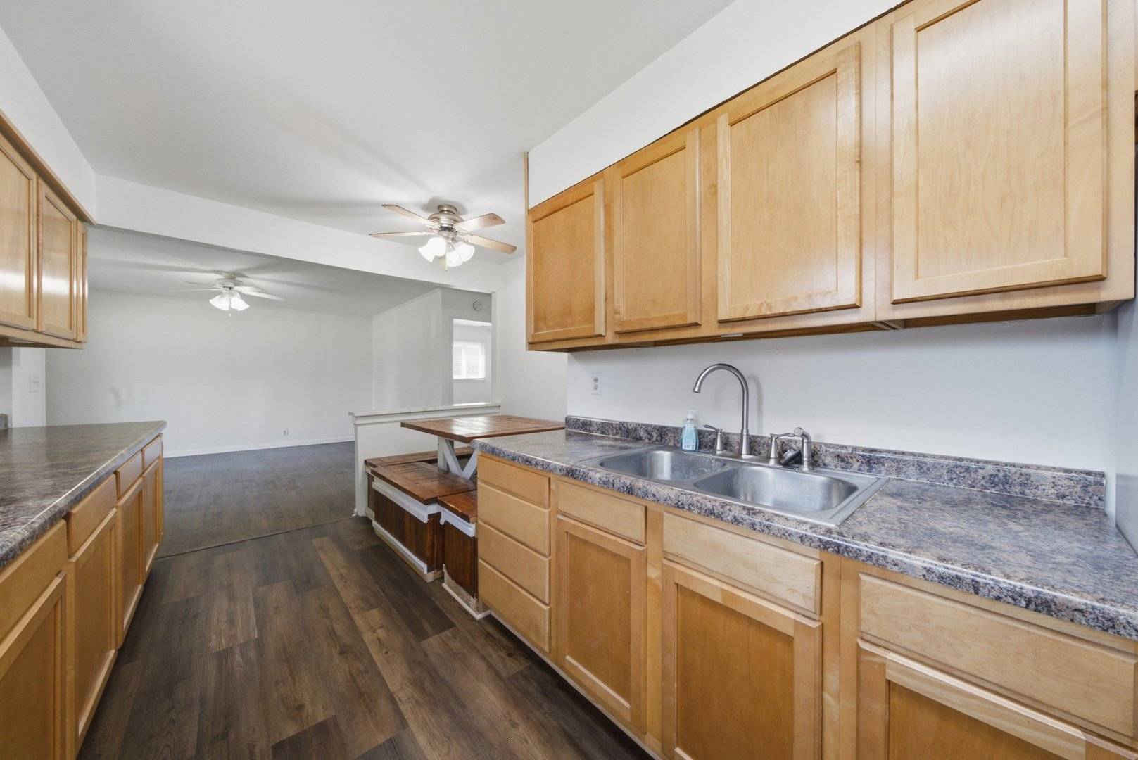 207 Caddy AVE, Carpentersville, IL 60110