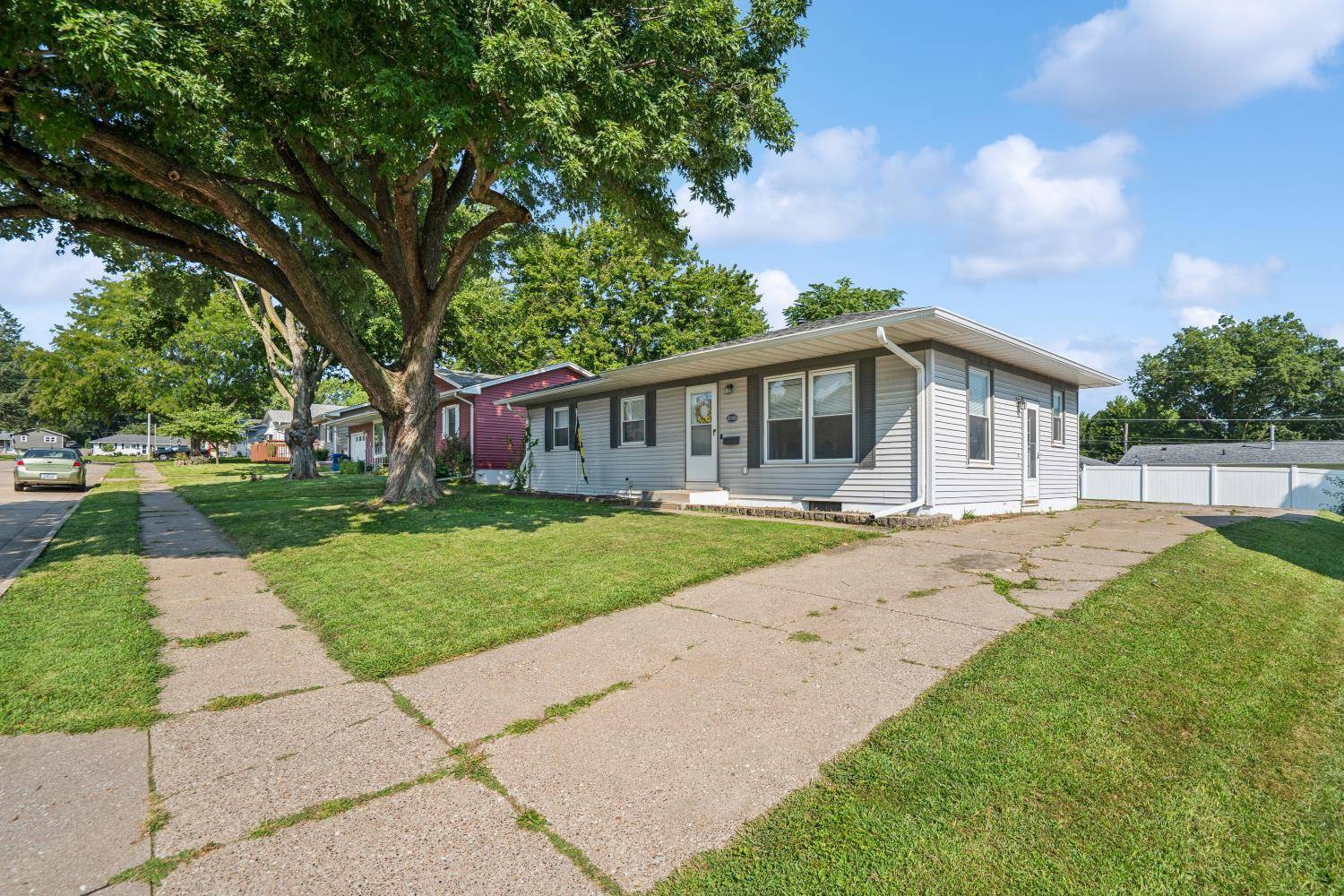 3236 W Dover CT, Davenport, IA 52804