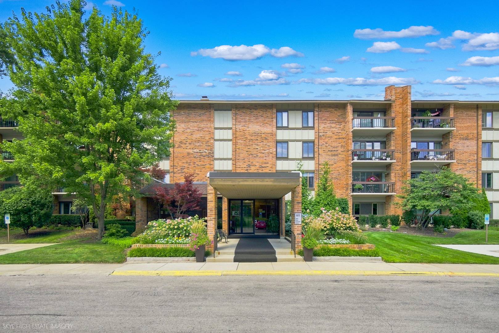 201 Lake Hinsdale DR #405, Willowbrook, IL 60527
