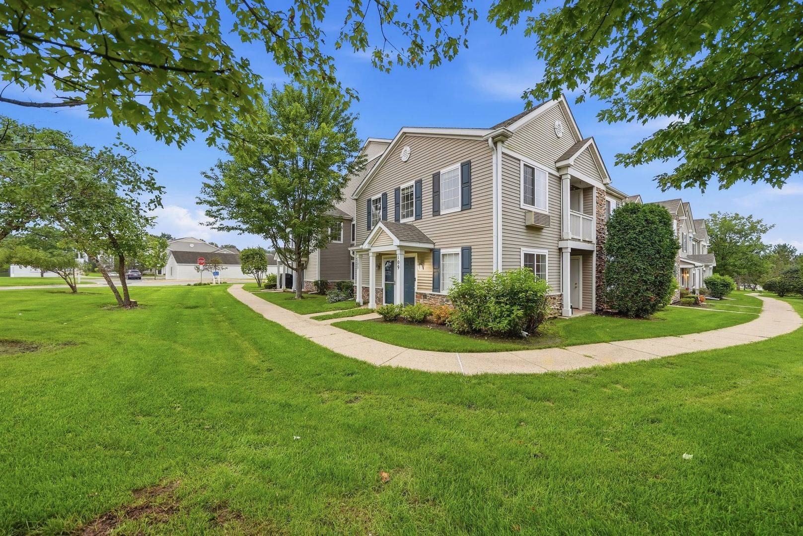 125 Silverstone DR #125, Carpentersville, IL 60110
