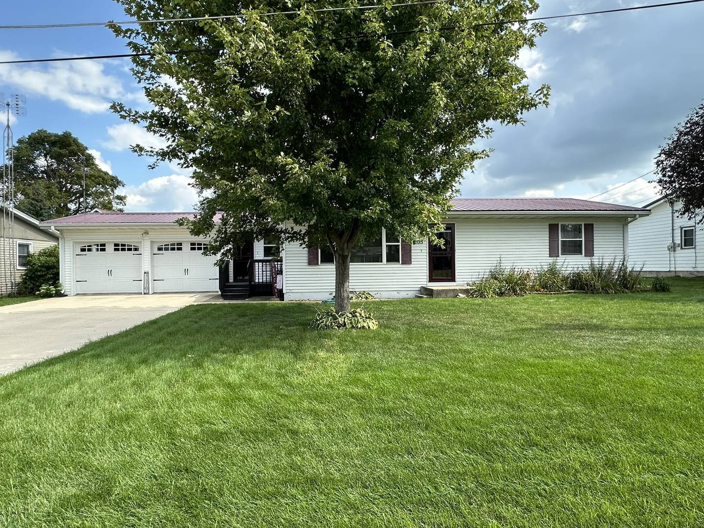 205 Sherwood LN, Lena, IL 61048