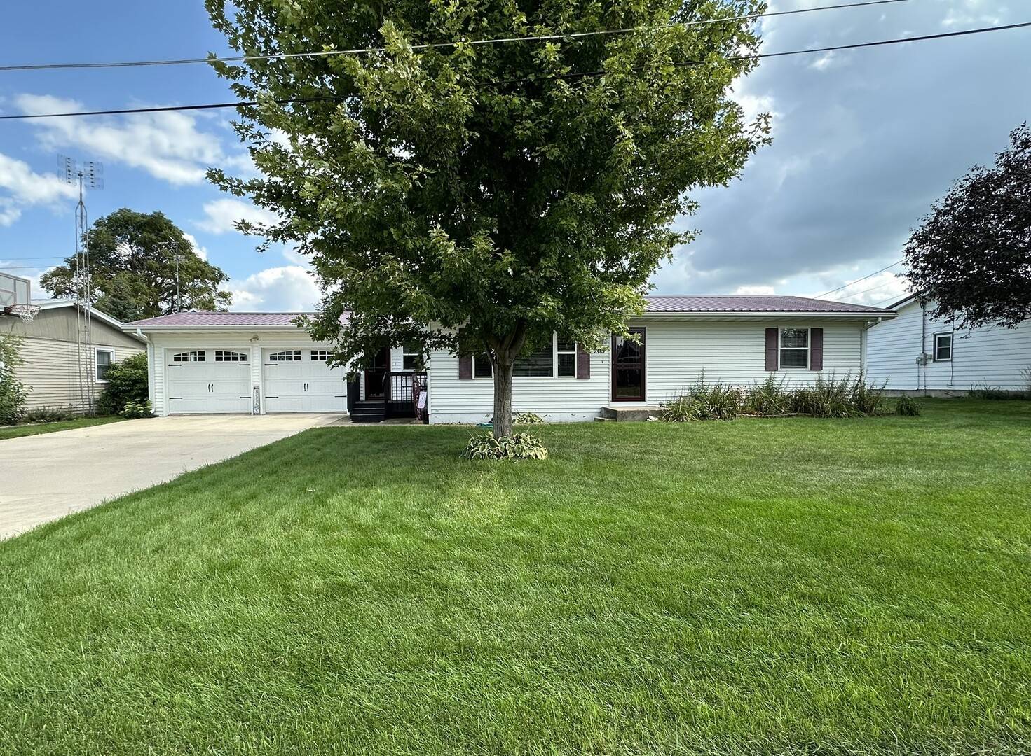 205 Sherwood LN, Lena, IL 61048