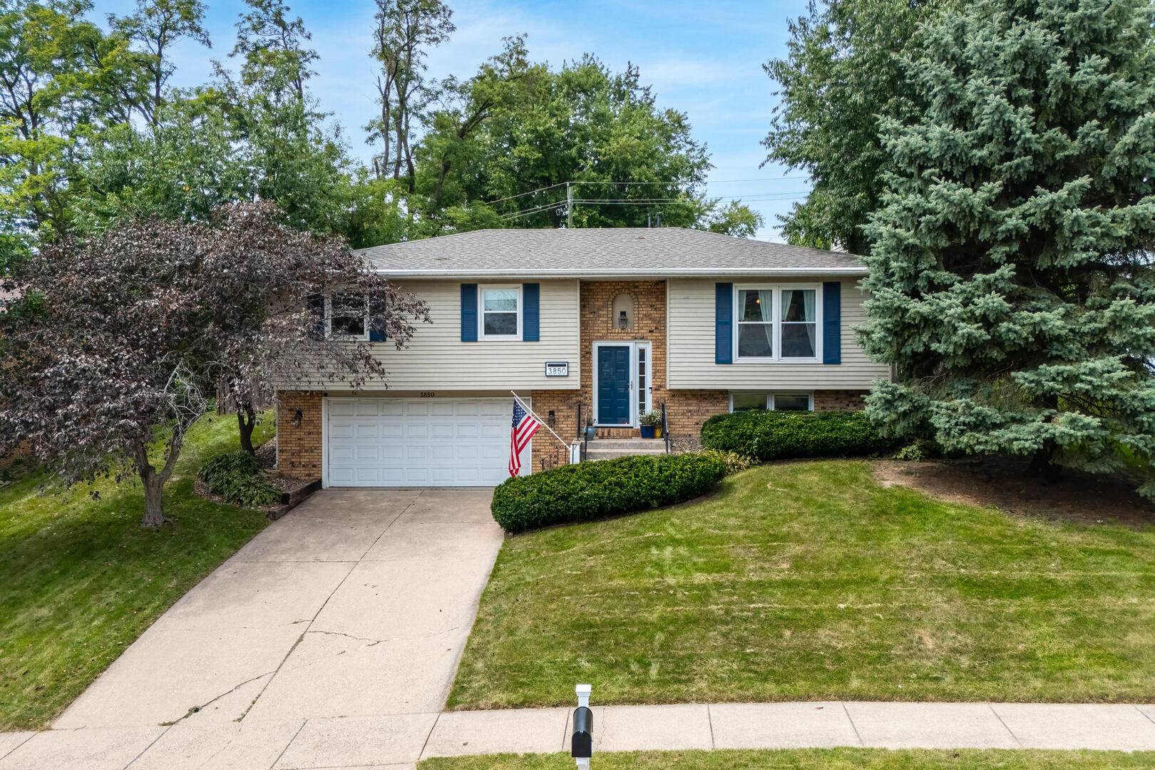 3850 Rolling Wood CT, Bettendorf, IA 52722