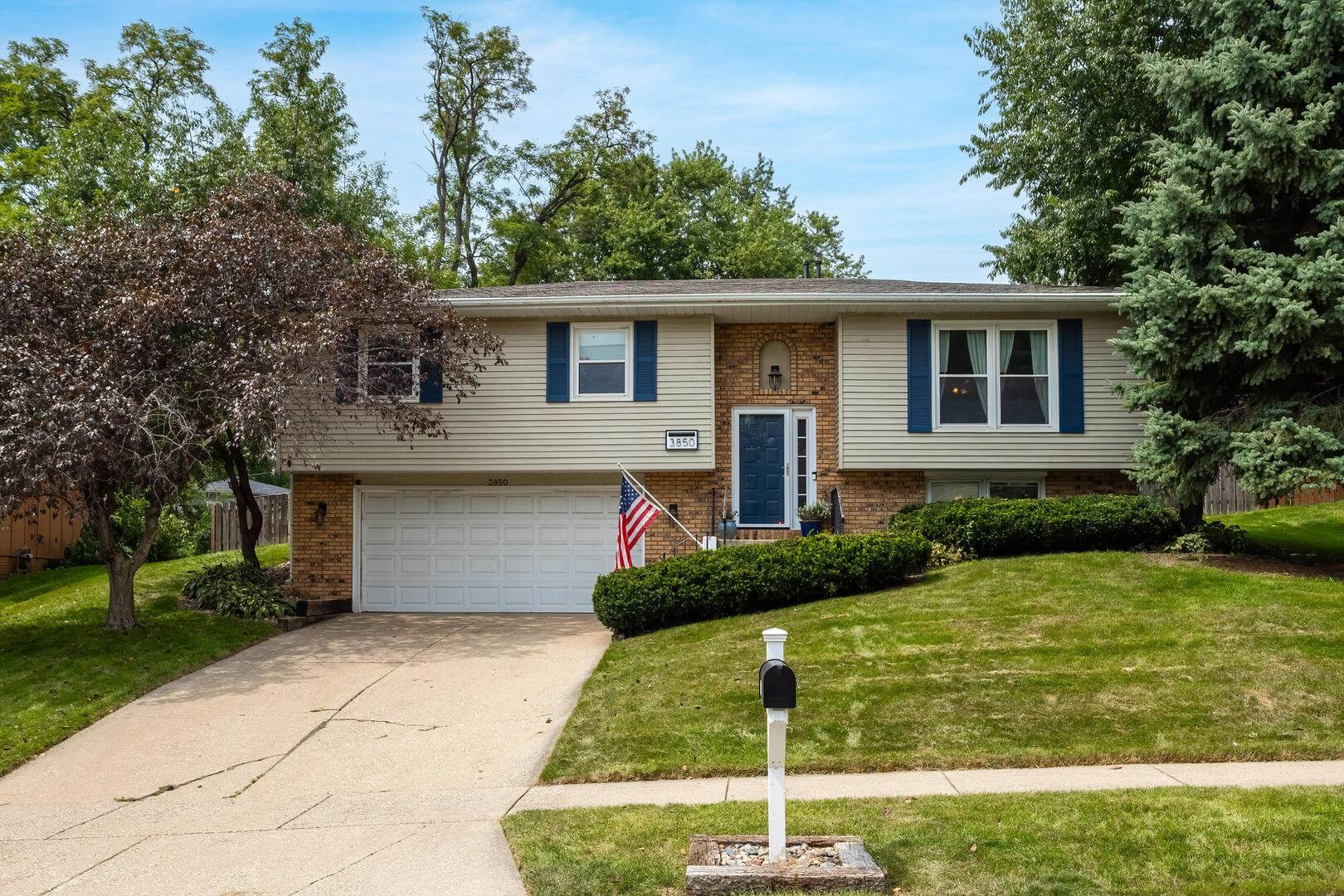 3850 Rolling Wood CT, Bettendorf, IA 52722