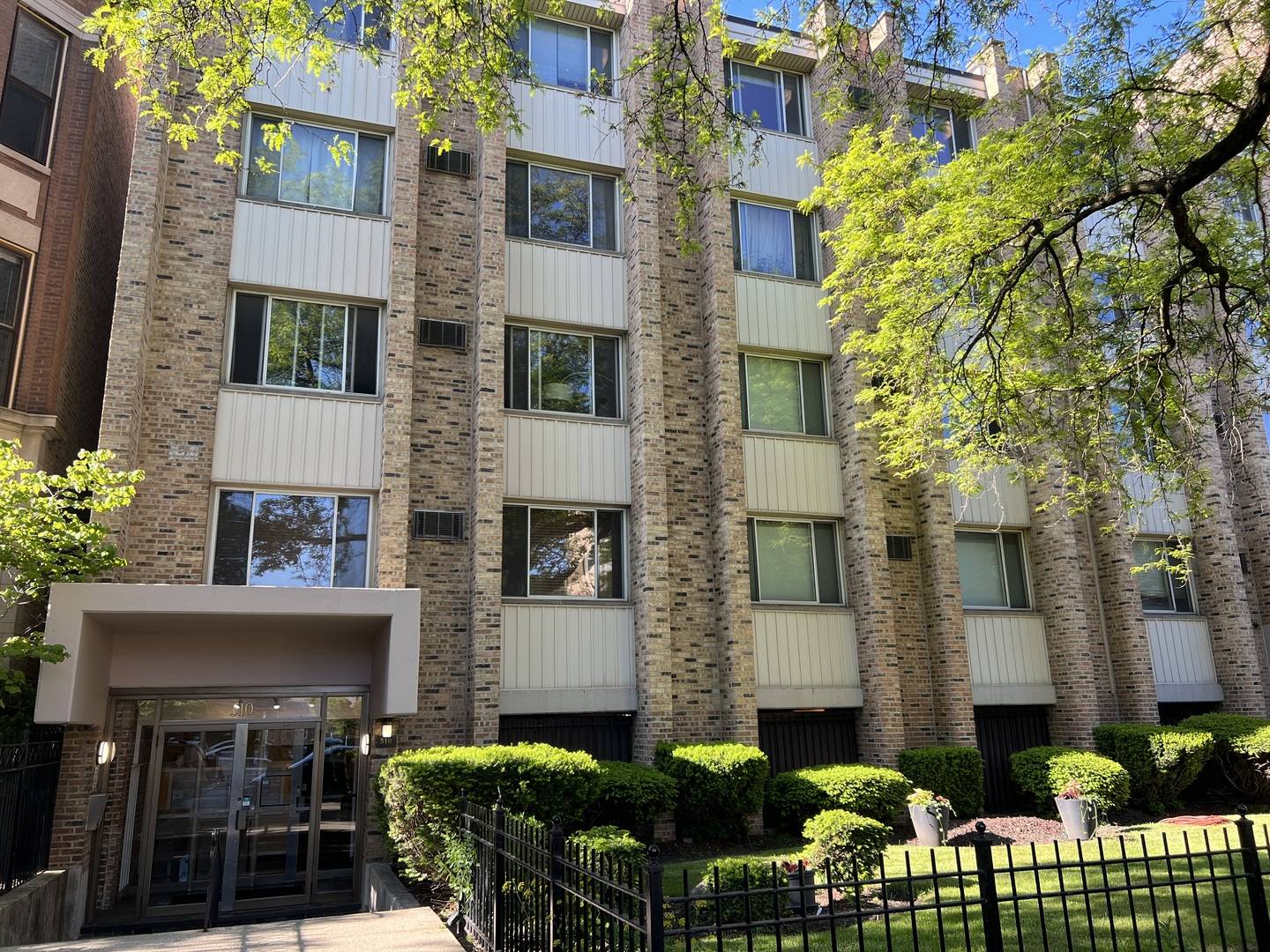 510 W Fullerton Pkwy #302, Chicago, IL 60614