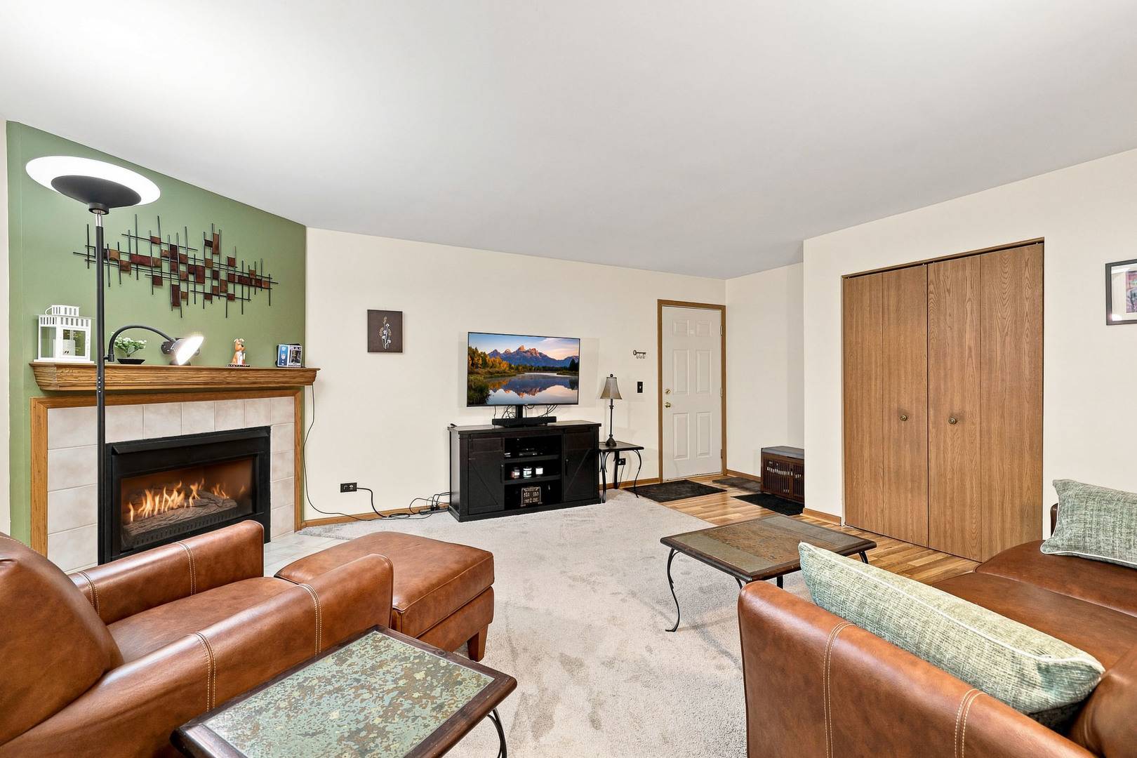 305 N Airlite ST #A, Elgin, IL 60123