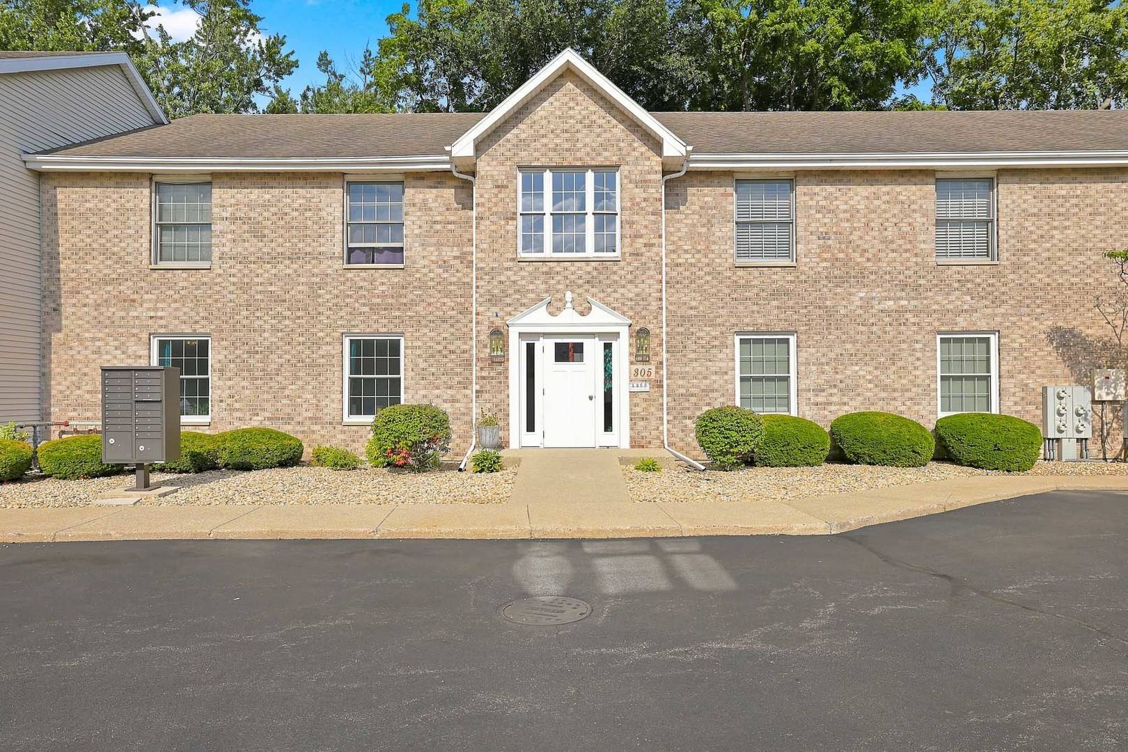 305 N Airlite ST #A, Elgin, IL 60123