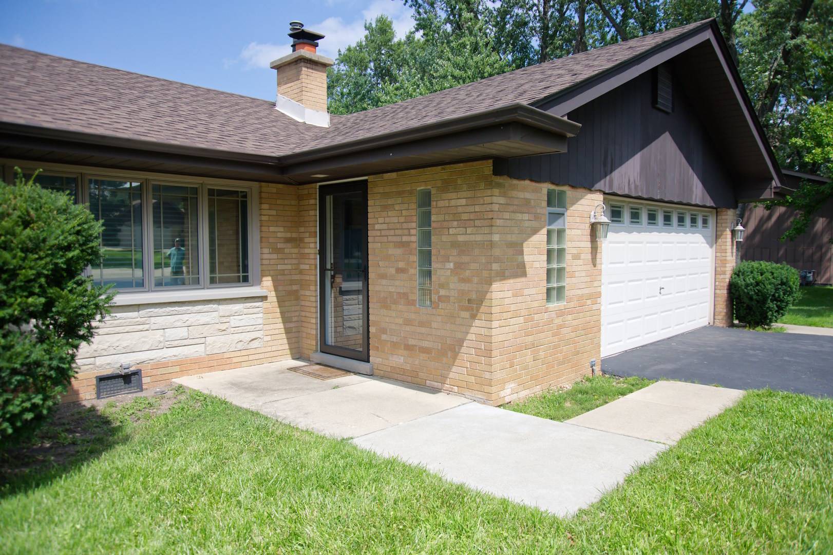 16W320 94th ST, Burr Ridge, IL 60527