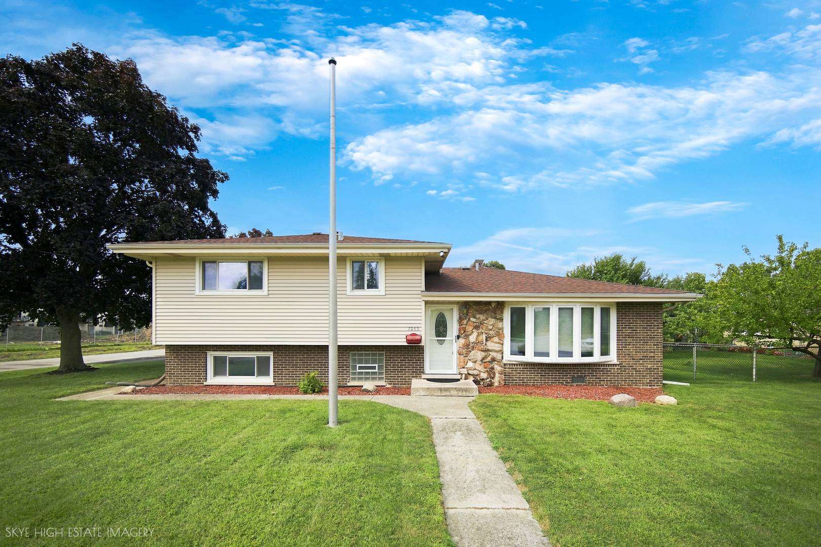 7040 W 107th ST, Worth, IL 60482