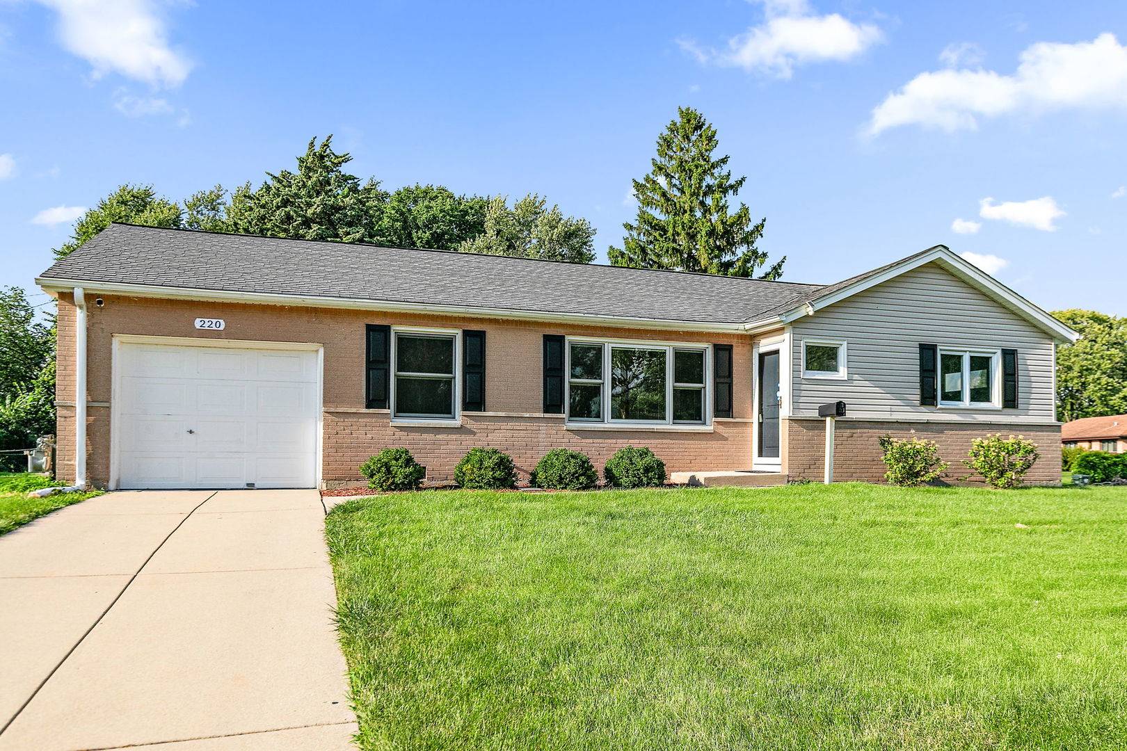 220 Kingman LN, Hoffman Estates, IL 60169