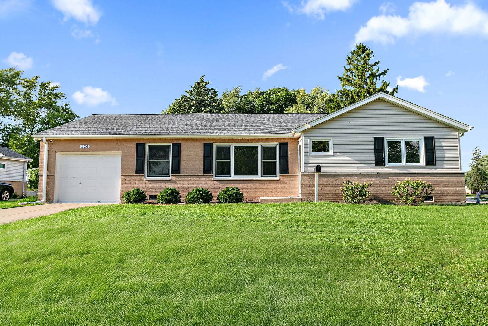 220 Kingman LN, Hoffman Estates, IL 60169