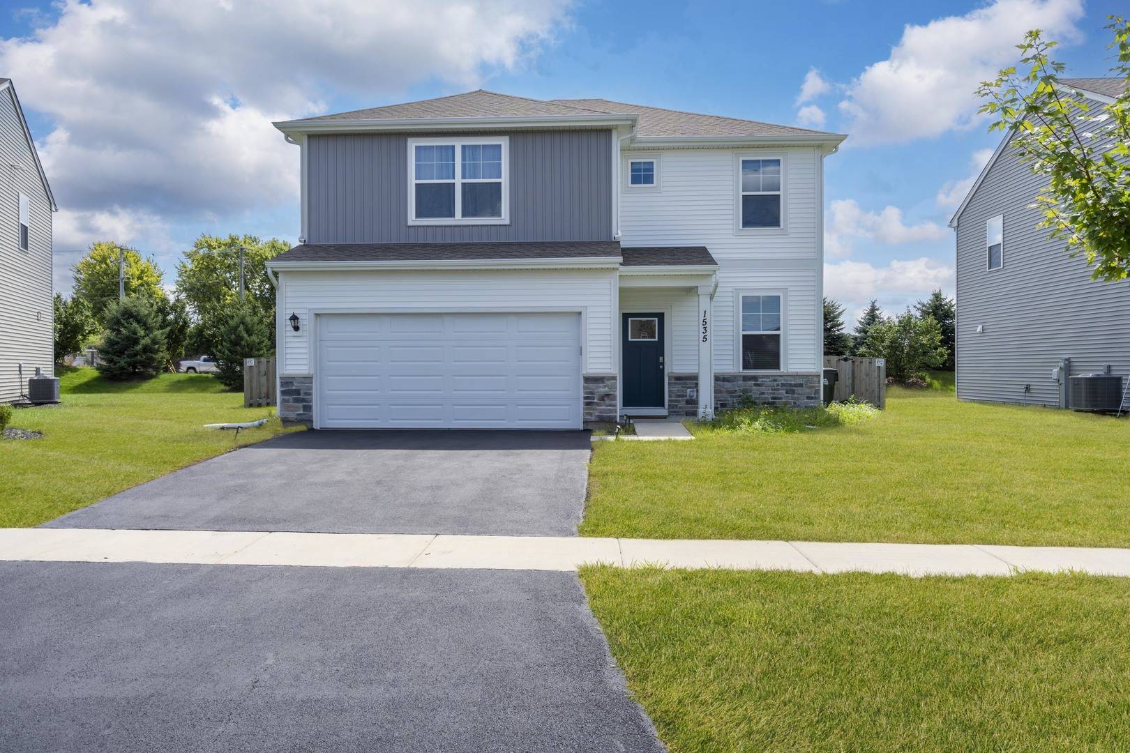 1535 Bayberry LN, Pingree Grove, IL 60140